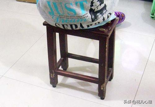 「花儿心理」心理测试：4条凳子中选出一条腿坏了的，看出你近期的心理状态