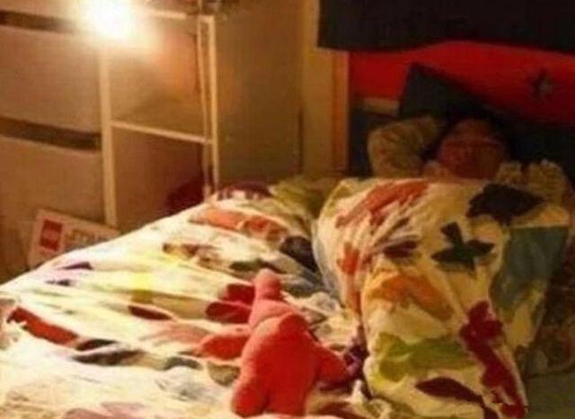 [儿科医生鲍秀兰]四岁女儿睡两米大床，却告诉妈妈很挤，看了监控后，妈妈难以淡定