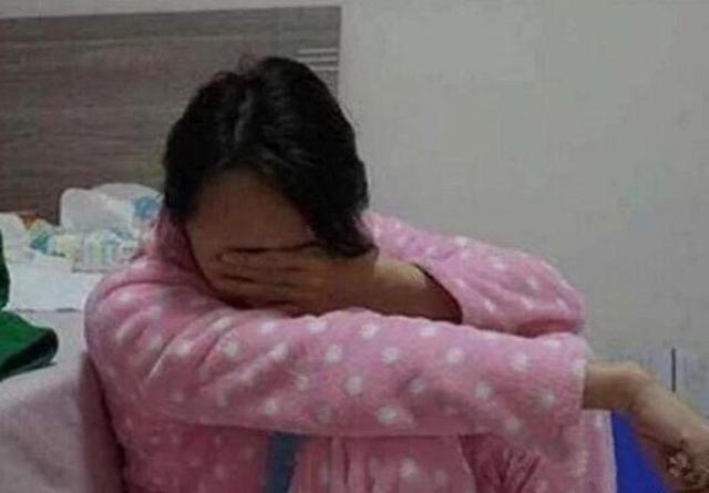 [儿科医生鲍秀兰]四岁女儿睡两米大床，却告诉妈妈很挤，看了监控后，妈妈难以淡定