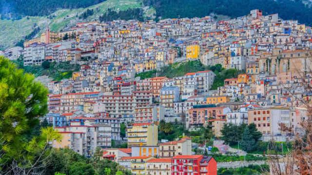 意大利小镇推出“免费住房”政策催人气，承诺3年内装修即可认领
