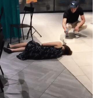 「海峡网」戴口罩女子在商场晕倒旁人淡定吃饭 一男子上前举动获赞，