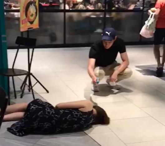 「海峡网」戴口罩女子在商场晕倒旁人淡定吃饭 一男子上前举动获赞，