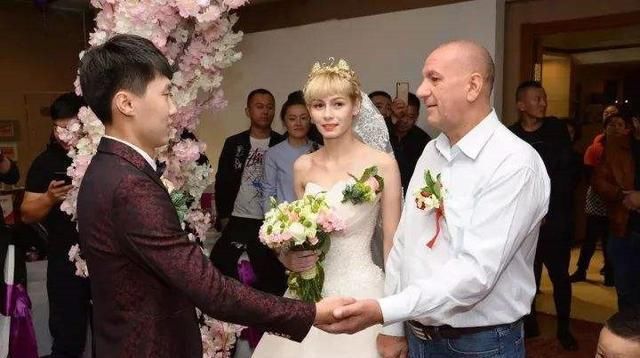 俄罗斯女性14岁即可结婚,生育形势仍严峻,因“女多男少”吗?