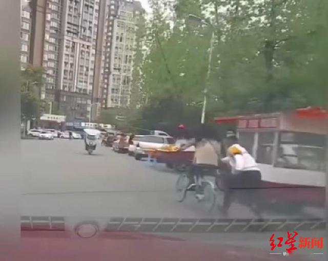 没发现警察，两人放开手脚偷手机，不料……