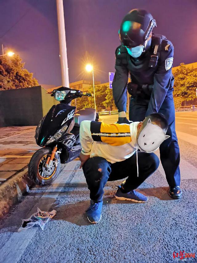 没发现警察，两人放开手脚偷手机，不料……