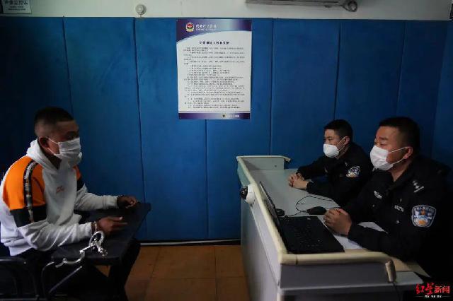 没发现警察，两人放开手脚偷手机，不料……