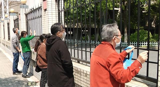 史上最长的寒假结束了!今天,杭城初三高三陆续开学……家长的这个举动令人心酸