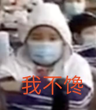 【中青网教育】小学生错峰吃饭视频火了！网友：这画面太“残忍”了