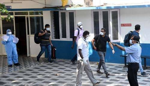 印度：疫情爆发，民工与警察爆发冲突，医护被百人围攻