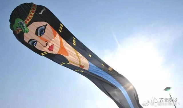 青岛小伙放风筝,差点飞上天!