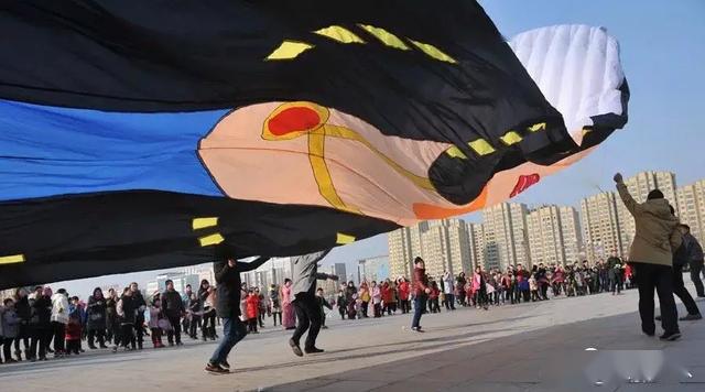 青岛小伙放风筝,差点飞上天!