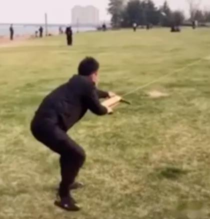 青岛小伙放风筝,差点飞上天!