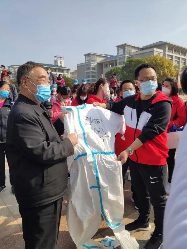 苦战82天！把胆留在武汉的张伯礼院士今天回家