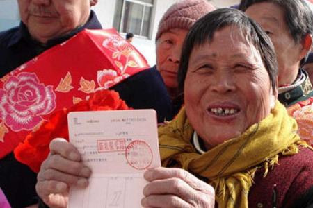 『暖心人社』   2020年职工退休养老金上涨5%，接下来农村养老金会上调吗？，