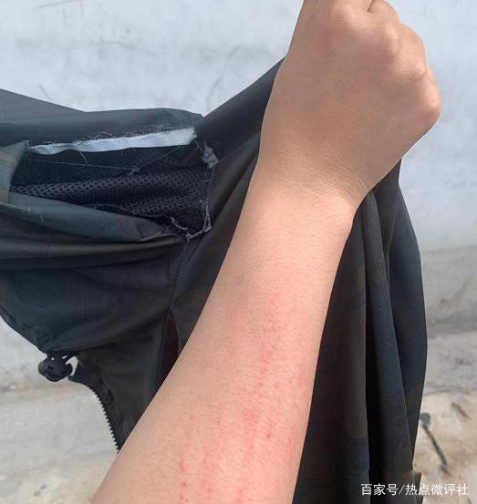 怕啥？记者采访“4名儿童被埋” 遭殴打：手机被抢、衣服被撕烂！