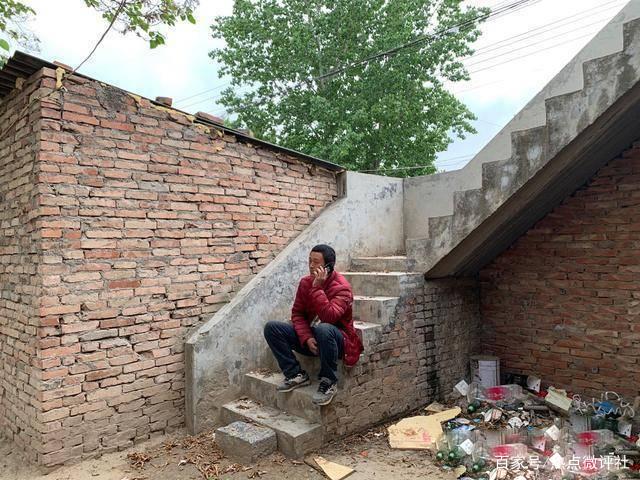 怕啥？记者采访“4名儿童被埋” 遭殴打：手机被抢、衣服被撕烂！