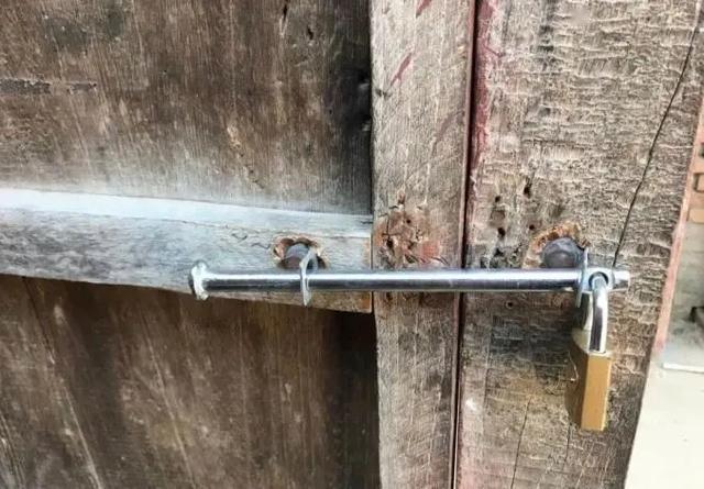 #新闻晨报#“大衣哥”朱之文回应被踹门：我绝对不会飘