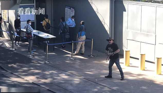 新闻晨报@车库门上涂鸦，被吐唾沫，在澳华人家庭遭流氓袭击：石头砸窗