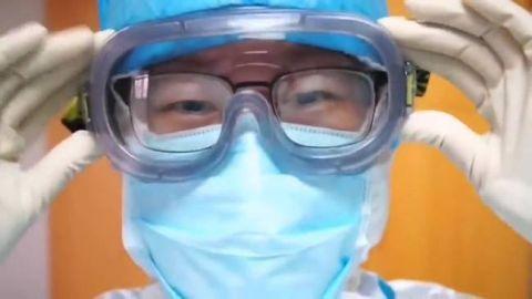 抗疫护士离家87天后终于抱到女儿：想吃一顿团年饭