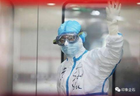 抗疫护士离家87天后终于抱到女儿：想吃一顿团年饭