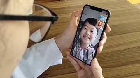 抗疫护士离家87天后终于抱到女儿：想吃一顿团年饭