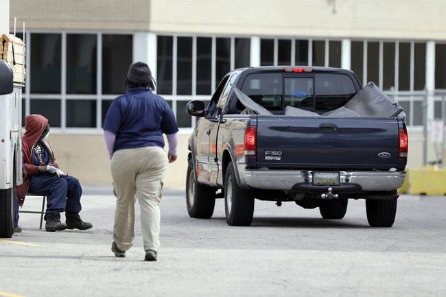 踩在遗体上！美国费城医院运尸画面泄漏