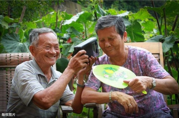 2020年退休人员养老金调整,隐藏两个惊喜,为国家点赞