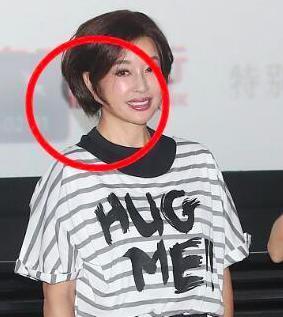 谈资65岁刘晓庆直播,耳朵看着好吓人,拉皮手术做多了?,