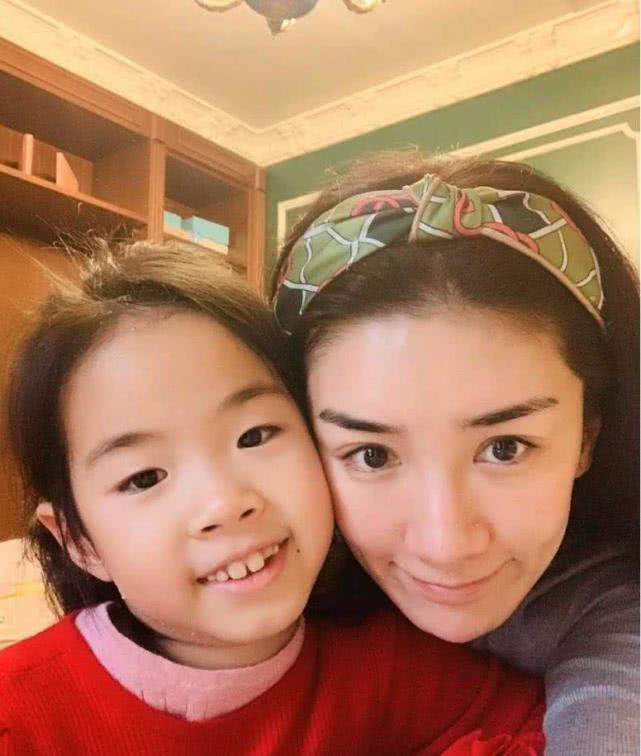 知名演员黄奕被嘲发福、过气、靠女儿洗白？本尊8字霸气回应恶评