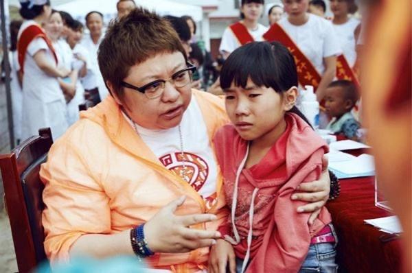 红了一辈子，48岁的韩红为何穷到倾家荡产？