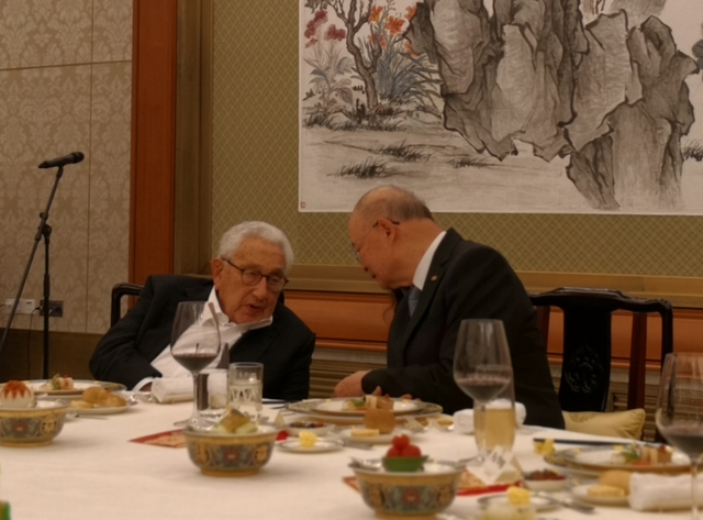 中国必须无条件救美国？基辛格：美国败了谁也别想好过，尤其中国