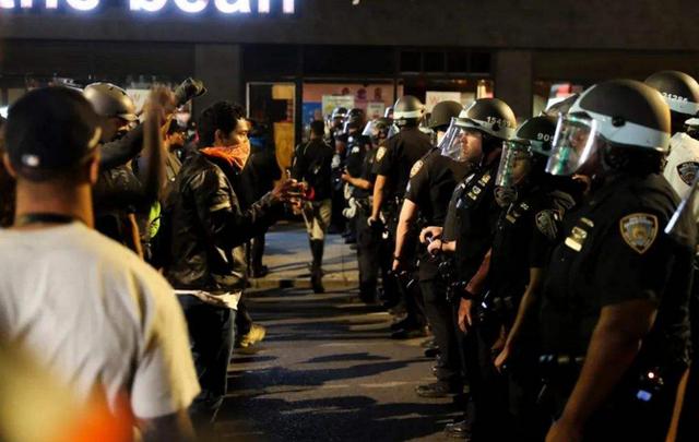 烽火狼烟|家丑不可外扬？继殴打记者后，美又“禁止”中俄媒体报道黑人新闻，原创