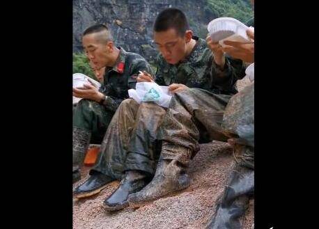 上海热线|多地水位暴涨救援官兵满身泥泞吃饭