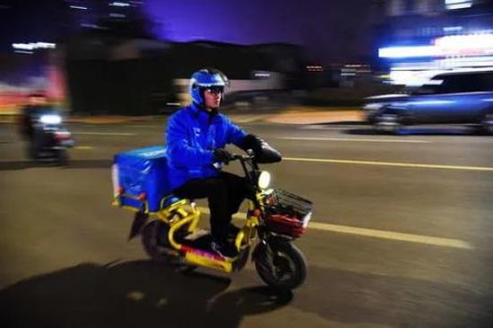 接触人员多、暴露风险高!外卖小哥确诊后我们外卖还能点吗?