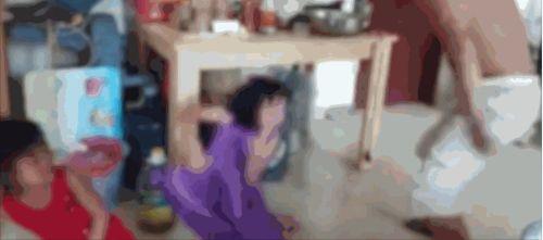 半岛晨报|3女孩被男子用衣架暴打跪地求饶!哭喊声令人心碎