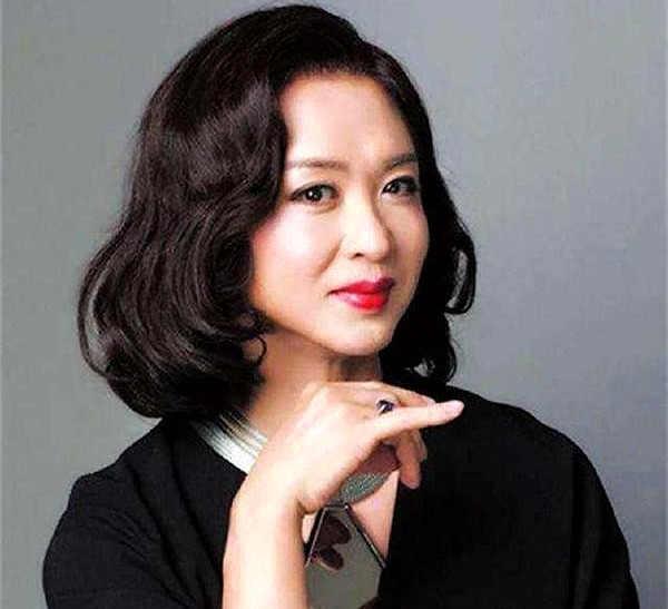 52岁金星重返回男人身？罕见一身男装素颜曝光，网友大呼：太洒脱