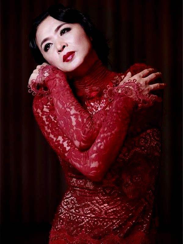 52岁金星重返回男人身？罕见一身男装素颜曝光，网友大呼：太洒脱