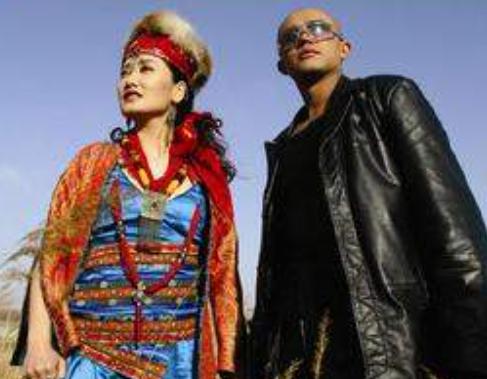 周周八卦趣闻|因车祸从“兄妹”变夫妻，后来怎么样了，当年比凤凰传奇还红