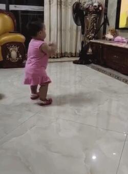 为成“网红”赚钱,3岁女孩被爸妈喂到70斤!网友气炸:孩子是“工具人”?