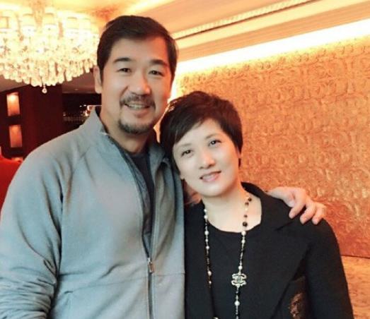 娱乐头条圈|二婚嫁张国立，却被要求30年不准生孩子，如今63岁如愿当妈