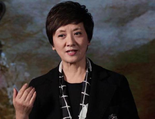 娱乐头条圈|二婚嫁张国立，却被要求30年不准生孩子，如今63岁如愿当妈