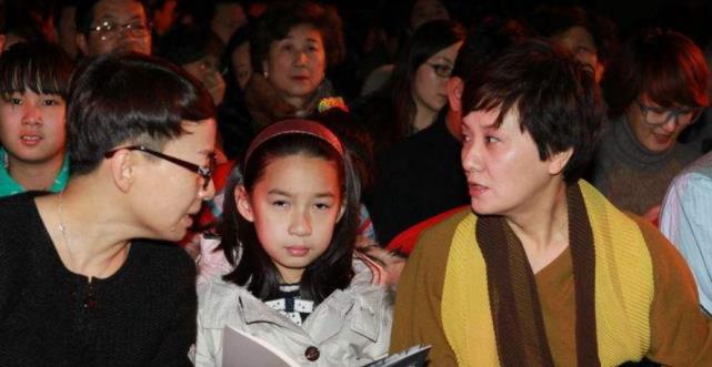 娱乐头条圈|二婚嫁张国立，却被要求30年不准生孩子，如今63岁如愿当妈