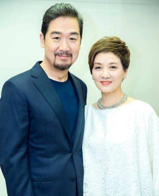 娱乐头条圈|二婚嫁张国立，却被要求30年不准生孩子，如今63岁如愿当妈