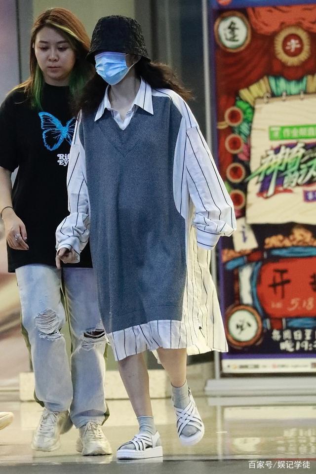 谢娜怀二胎？穿宽松衣服难掩微隆小腹，丈夫张杰紧随其后