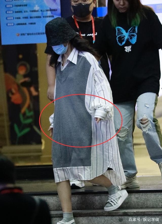 谢娜怀二胎？穿宽松衣服难掩微隆小腹，丈夫张杰紧随其后