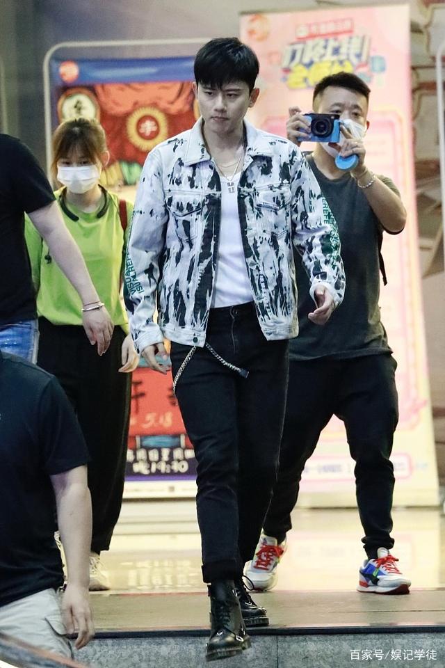 谢娜怀二胎？穿宽松衣服难掩微隆小腹，丈夫张杰紧随其后