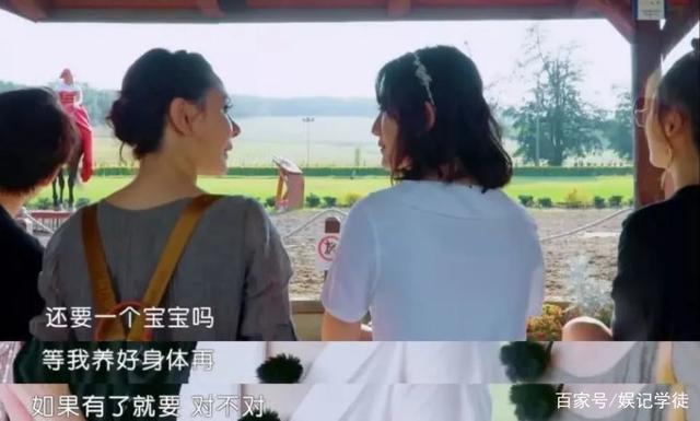 谢娜怀二胎？穿宽松衣服难掩微隆小腹，丈夫张杰紧随其后