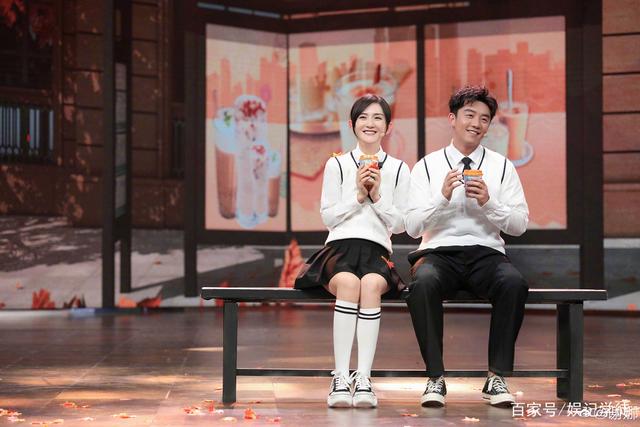 谢娜怀二胎？穿宽松衣服难掩微隆小腹，丈夫张杰紧随其后