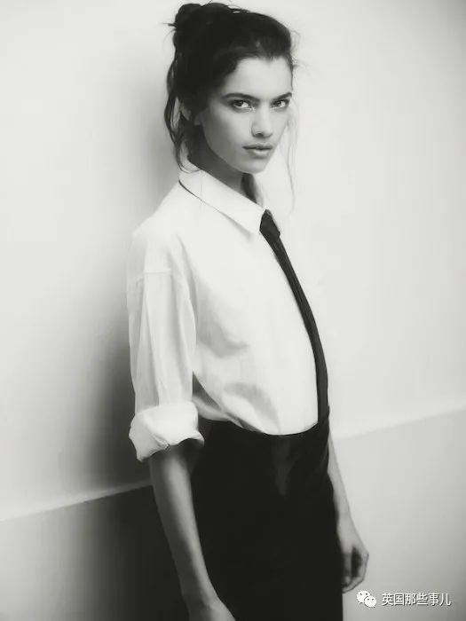 灼华有实|人们在巴西贫民窟发现了赤裸上身的她，纽约模特忽然失踪！一年后