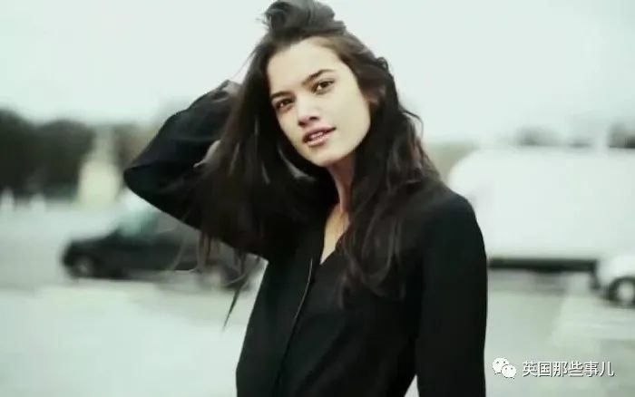 灼华有实|人们在巴西贫民窟发现了赤裸上身的她，纽约模特忽然失踪！一年后